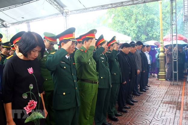  Các đại biểu tưởng niệm, tiễn đưa các liệt sỹ về với đất mẹ. (Ảnh: Tá Chuyên/TTXVN)