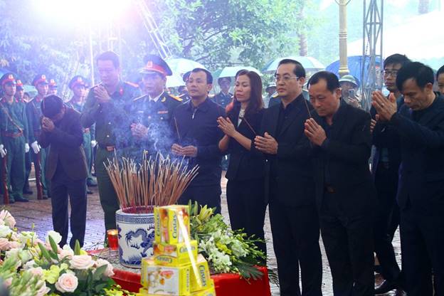  Đoàn đại biểu lãnh đạo thành phố Vinh dâng hương lên anh linh các liệt sỹ. (Ảnh: Tá Chuyên/TTXVN)