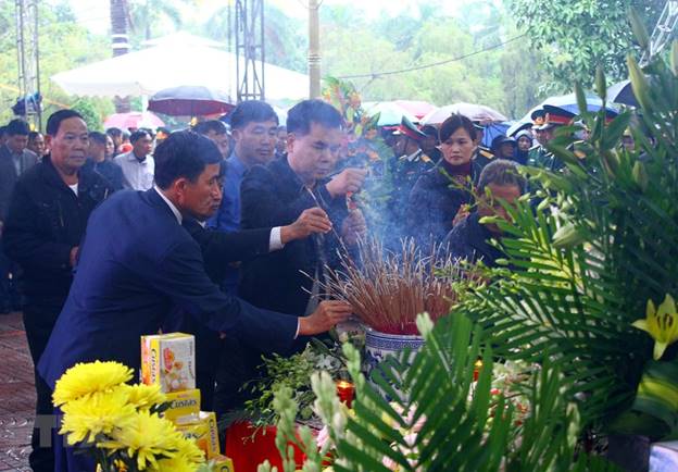  Người dân cùng lãnh đạo chính quyền các địa phương dâng hương lên anh linh các liệt sỹ. (Ảnh: Tá Chuyên/TTXVN)