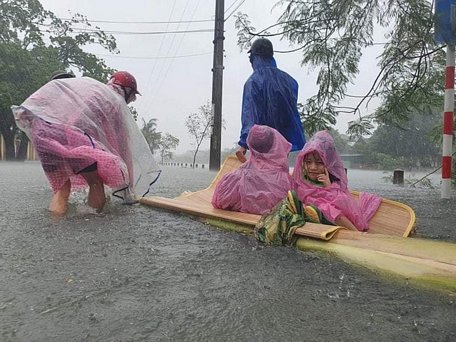  Các huyện Thạch Hà, Cẩm Xuyên và TP. Hà Tĩnh chịu ảnh hưởng trực tiếp khi hồ Kẻ Gỗ xả lũ đã bị ngập sâu.