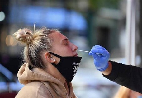 Nhân viên y tế lấy mẫu dịch xét nghiệm COVID-19 cho người dân tại New York, Mỹ, ngày 8/10/2020. (Nguồn: AFP/TTXVN)