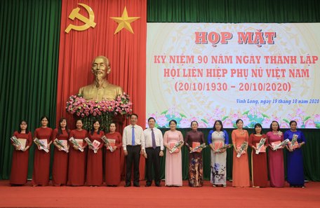 Họp mặt cán bộ nữ đang công tác ở các cơ quan tham mưu, giúp việc Tỉnh ủy, MTTQ và các đoàn thể chính trị- xã hội.