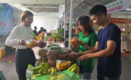 Sản phẩm của các HTX trưng bày tại hội chợ.