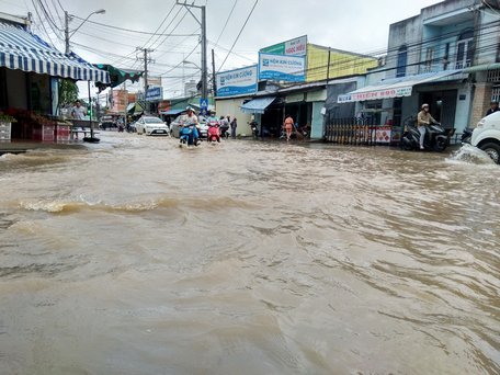 Đường Mậu Thân- tuyến đường ngập nặng nhất TP Vĩnh Long, ngập lênh láng trong buổi sáng 19/10.