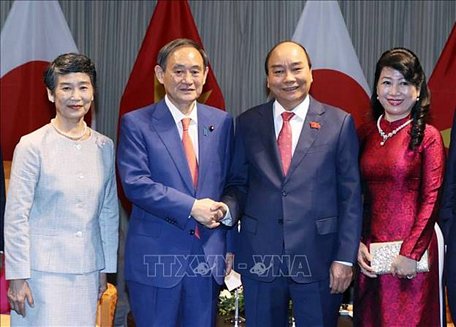Thủ tướng Nguyễn Xuân Phúc và Phu nhân cùng Thủ tướng Nhật Bản Suga Yoshihide và Phu nhân tại Lễ tiễn. Ảnh: Thống Nhất/TTXVN