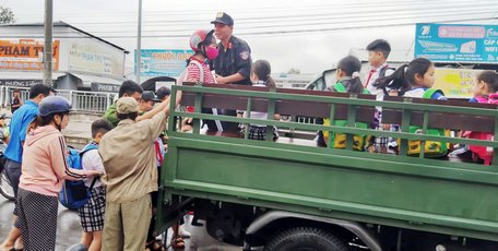 Học sinh được tổ chức đưa qua những đoạn đường ngập sâu.