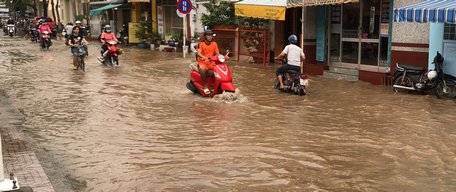 Triều cường đầu tháng 9 âl khiến nhiều tuyến đường nội ô TP Vĩnh Long ngập sâu.