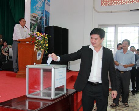  TS. Bùi Quang Hùng- Phó Hiệu trưởng Trường ĐH Kinh tế TP Hồ Chí Minh, Giám đốc phân hiệu của Trường ĐH Kinh tế TP Hồ Chí Minh tại Vĩnh Long quyên góp đầu tiên.