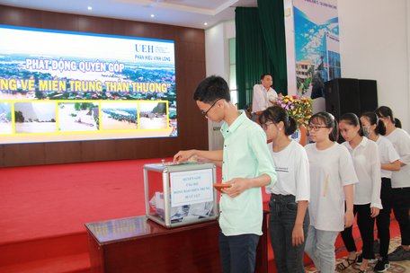 Sinh viên cùng tham gia quyên góp ủng hộ đồng bào Miền Trung.