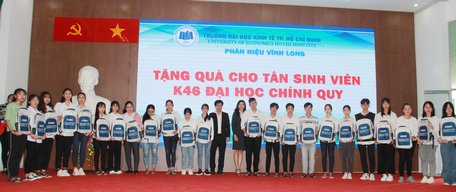 Dịp này, Phân hiệu Vĩnh Long tặng quà cho 300 tân sinh viên mới nhập học.