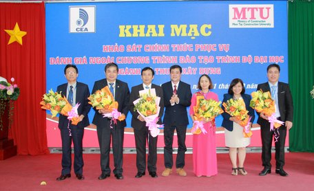 Trường ĐH Xây dựng Miền Tây tặng hoa cho đoàn khảo sát.