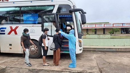 Tiếp nhận và kiểm tra thân nhiệt cho các lưu học sinh để đưa về cách ly 14 tại Khánh Hòa. (Ảnh: TTXVN phát)