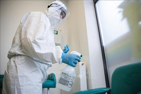 Nhân viên y tế phun thuốc khử trùng nhằm ngăn chặn sự lây lan của dịch COVID-19 tại Warsaw, Ba Lan. Ảnh: PAP/TTXVN phát