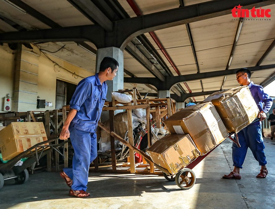 Dự kiến, trong ngày mai (22/10), chuyến hàng sẽ vào đến Huế, trước cơn bão số 8.