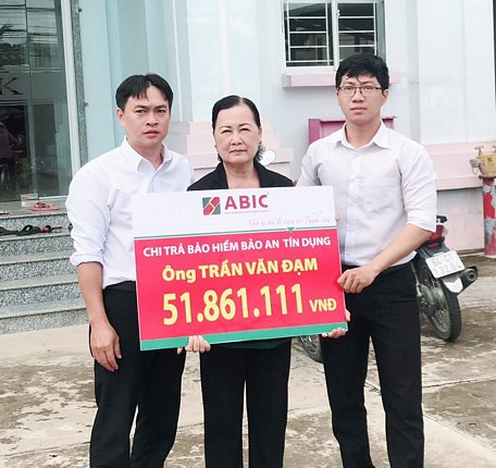 Đại diện Agribank Phòng Giao dịch Mỹ An và ABIC Cần Thơ- Phòng Kinh doanh khu vực Vĩnh Long trao biểu trưng chi trả bảo hiểm cho gia đình khách hàng.