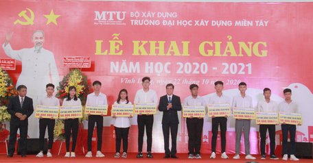 10 tân sinh viên có thành tích cao được trao học bổng trong đợt này, mỗi suất là học bổng toàn khóa trị giá 50 triệu đồng/sinh viên.