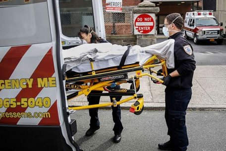  Bệnh nhân Covid-19 trên cáng ở New York, Mỹ. Ảnh: ABC News.