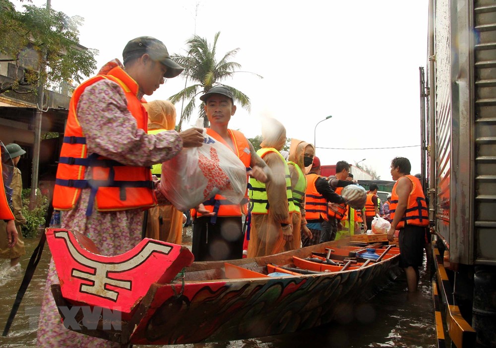  Đưa hàng hóa cứu trợ đến với người dân vùng lũ. (Ảnh: Văn Tý/TTXVN)