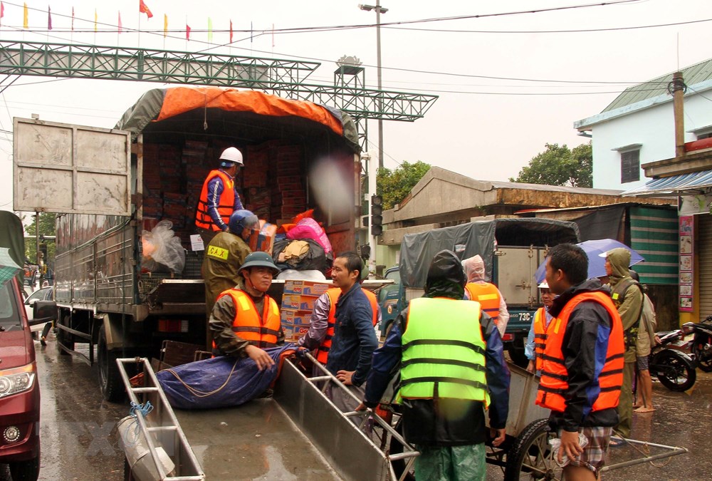  Đưa hàng hóa cứu trợ đến với người dân vùng lũ. (Ảnh: Văn Tý/TTXVN)