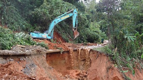 Triển khai phương tiện khắc phục điểm sạt lở để tiếp cận hiện trường. (Ảnh: TTXVN phát)