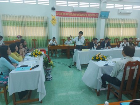 Các đại biểu tham dự phát biểu tại hội thảo.  