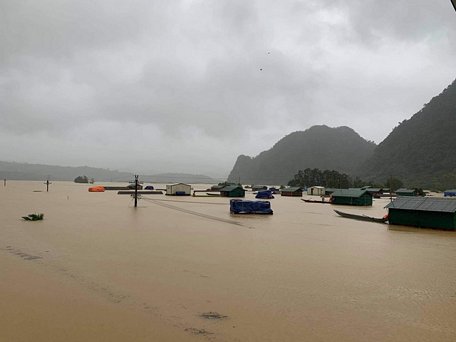 Vùng rốn lũ Tân Hóa chìm sâu trong nước, không còn thấy nóc nhà. Chỉ còn thấy những ngôi nhà phao bé nhỏ nổi trên mặt nước.