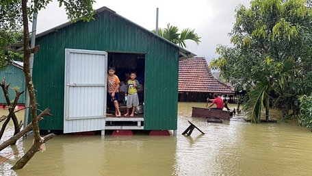 Các hộ dân không phải di dời mà lên các nhà phao để tránh lũ một cách an toàn.