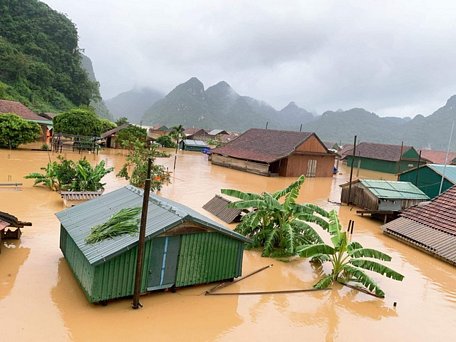 Hiện lũ tại Tân Hóa bắt đầu rút dần.