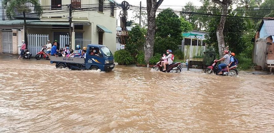 Tuyến đường Mậu Thân tuy ngắn nhưng ngập nặng, trên đường có trường tiểu học. Nhiều phụ huynh gửi con lên xe nhờ chở đến trường.