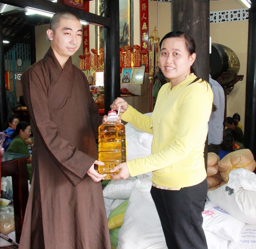 Cứ 5- 10 phút lại có bà con đến phụ gói bánh hoặc tặng quà. Người có chai dầu ăn, người ký đường, người ký đậu, ký nếp. Những món quà nho nhỏ nhưng chứa đựng cả tấm lòng.