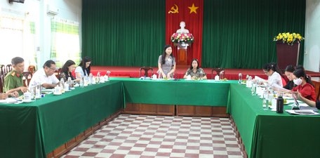 Bà Nguyễn Thị Nga- Phó Cục trưởng Cục Trẻ em (Bộ Lao động- Thương binh và Xã hội) làm việc tại Sở Lao động- Thương binh và Xã hội tỉnh Vĩnh Long.