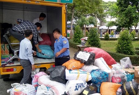 Hàng chục tấn quà gồm gạo, nhu yếu phẩm, thuốc và quần áo sẽ được gởi đến bà con vùng lũ.