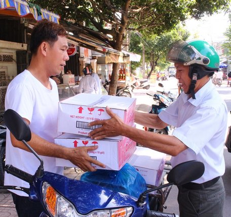 Ai “có chi góp nấy” cùng san sẻ khó khăn với bà con vùng lũ.