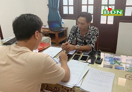 Phòng Cảnh sát hình sự Công an tỉnh Đắk Nông làm việc với đối tượng Nguyễn Văn Phúc. (Nguồn: baodaknong.org.vn)