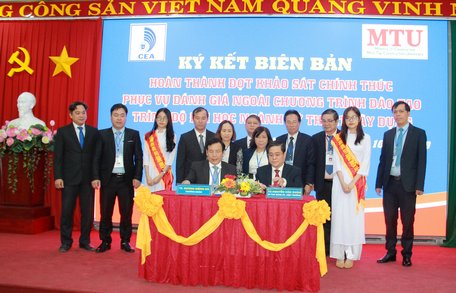 2 bên ký biên bản hoàn thành đợt khảo sát chính thức.