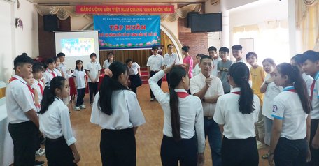 Các em học sinh tham gia thảo luận và được trang bị nhiều kỹ năng mềm.