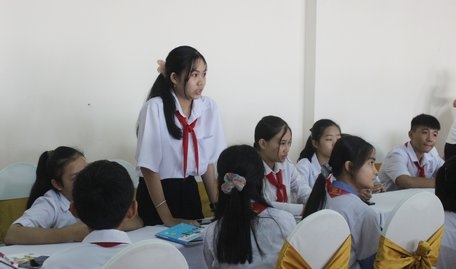 Các em học sinh tham gia thảo luận và được trang bị nhiều kỹ năng mềm.