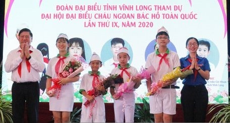 Bí thư Tỉnh ủy- Trần Văn Rón tặng hoa chúc mừng 4 thiếu nhi Vĩnh Long tham dự Đại hội Cháu ngoan Bác Hồ toàn quốc lần thứ IX