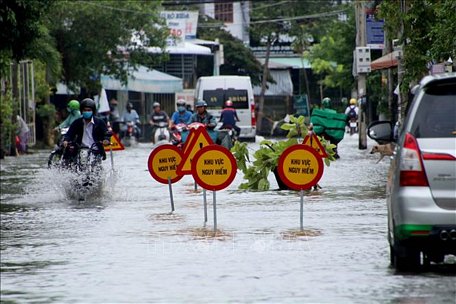 Nhiều biển cảnh báo ''ổ gà'' nguy hiểm đặt trên tuyến đường Nguyễn Ngọc Sanh (Cà Mau). Ảnh: Kim Há/TTXVN