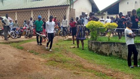  Vụ tấn công trường học ở Cameroon ngày 24/10 làm ít nhất 5 trẻ em thiệt mạng. Ảnh: Journal du Cameroun.