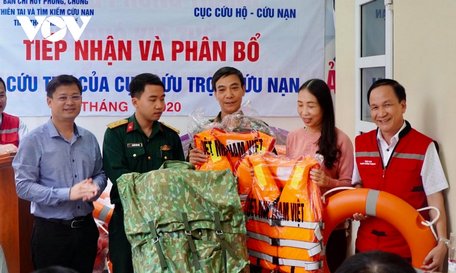   Tiếp nhận và phân bổ hàng cứu trợ đến người dân vùng lũ.