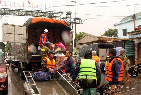 Đưa hàng hóa cứu trợ đến với người dân vùng lũ Quảng Bình. Ảnh minh họa: Văn Tý/TTXVN