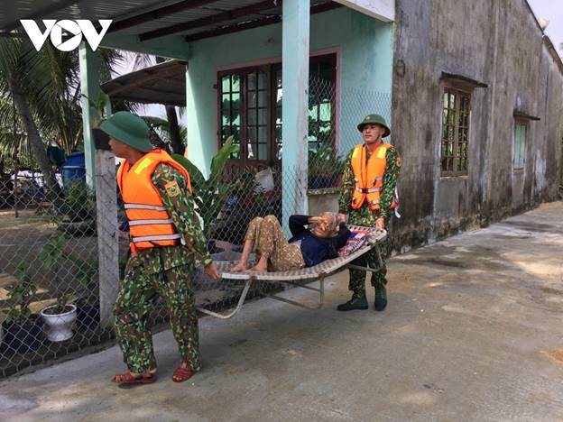 Lực lượng chức năng tỉnh Quảng Nam ưu tiên di dời người già, trẻ em và những người đau ốm trước.