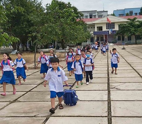 Chương trình lớp 1, nhiều phụ huynh cho rằng áp lực với học sinh. Trong ảnh: Học sinh lớp 1 Trường Tiểu học Chu Văn An (TP Vĩnh Long). 