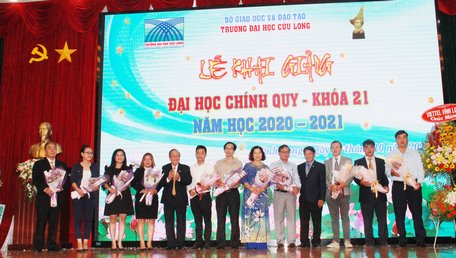  Các doanh nghiệp hỗ trợ học bổng cho sinh viên trường.