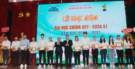 Khen thưởng tân sinh viên thủ khoa khóa 21.