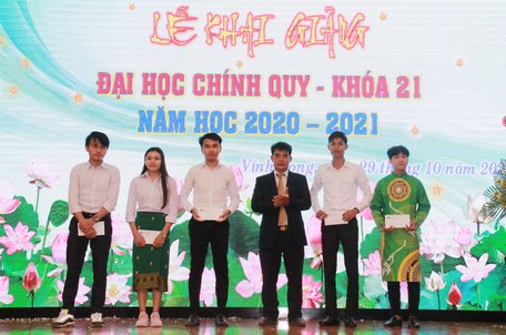 Trao học bổng cho sinh viên.