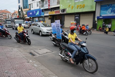 Bằng nhiều hình thức, BHXH tỉnh phối hợp Bưu điện tỉnh tổ chức nhiều hình thức tuyên truyền.