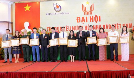 Tôn vinh 22 tập thể tiêu biểu, trong đó có Báo Điện tử Chính phủ có thành tích xuất sắc trong phong trào thi đua yêu nước Hội Nhà báo Việt Nam giai đoạn 2015-2020. Ảnh: VGP/Thiện Tâm