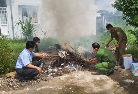 Công an xã thiêu hủy số cần sa thu giữ tại nhà Bùi Đức Hòa.